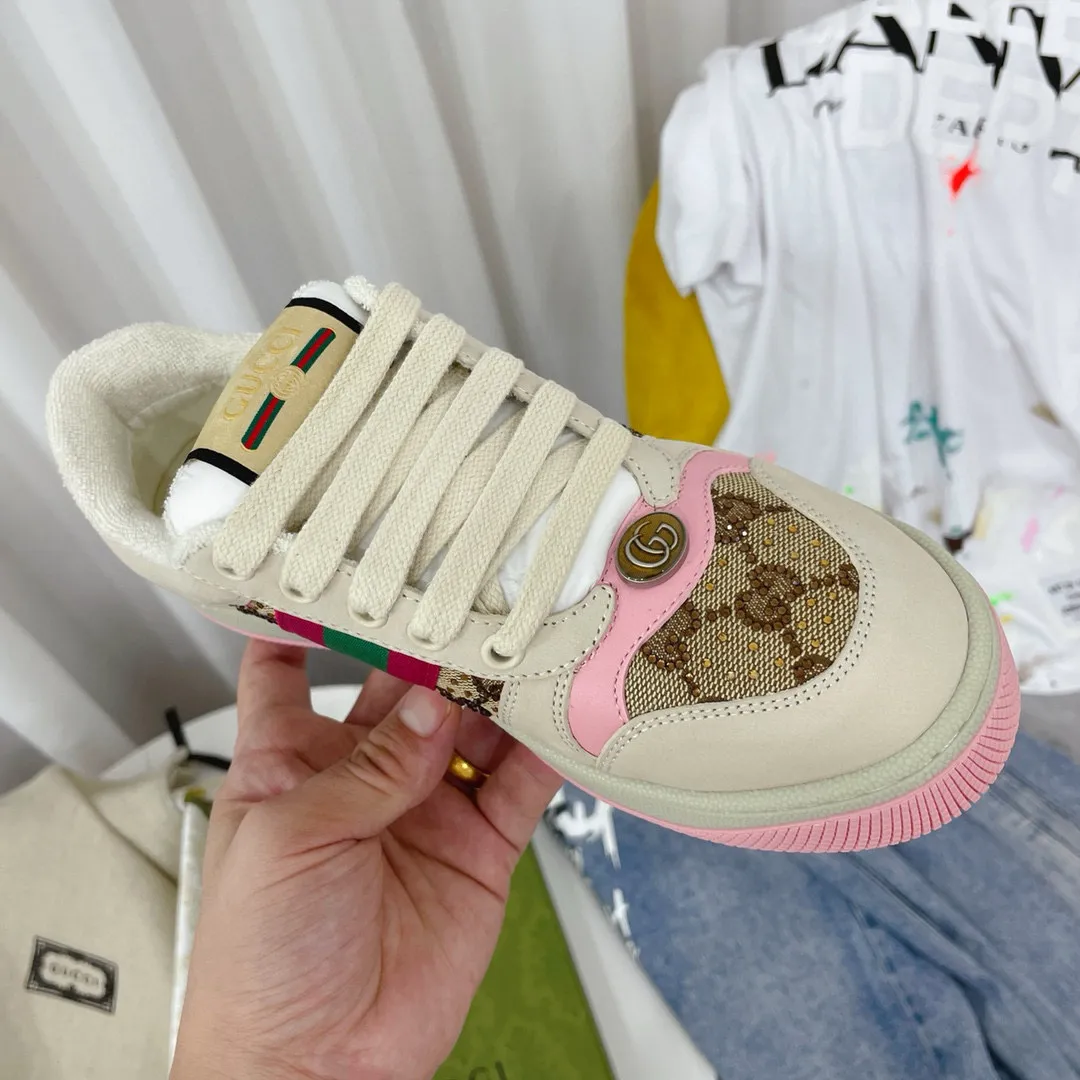 Factory price: 580💰 GUCCI Gucci's newly upgraded back cover lining, top-notch old dirty shoes, classic casual sports shoes for couples, retro sneakers and old G family dirty shoes, updated at the counter simultaneously! ①The shoe upper has the same water-based edge coating process as the original version⚠️The ordinary oil edges on the market have a strong glue feel and are easy to fall off! Grade A first-layer nubuck leather (with pores)/matching computer embroidered double G cloth, high-density terry velvet lining. ② A PVC transparent small round mark sealing line is added to the details of the midsole. The mold is opened six times and the jewelry craftsmanship is used to customize the two-color double G buckle, striving to be the same as the original version. A pair of buttons is more than three times more expensive than ordinary buckles on the market. ③An old two-color washable label, the chip is placed on the outer waist of the right foot, the entire shoe is completely hollowed out with rubber technology, TUP material (rubber to distinguish the market) with the latest green packaging from the counter, 3D printed handbag, and a pair of shoelaces. There is no pressure when entering and exiting the counter. You can buy a 1:1 accurate replica of the original version and modify and upgrade it repeatedly. The details are perfectly restored, the materials are all customized, and they are truly top-notch. Please look at the details clearly to identify the quality. Upper: First-layer frosted cowhide/embroidered double G cloth. Lining: original high-density velvet lining. Foot pads: original pearlescent sheepskin. Outsole: private molded vacuum TPU material. Packaging: original top-grade full set packaging at the counter. Shoe size: women's size 35-40, men's size 39-44 (men's size 38, 45🉑️customized, non-returnable)